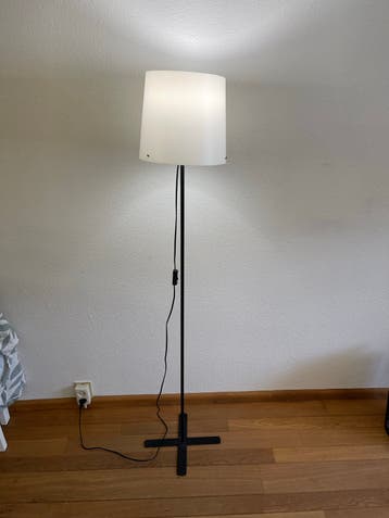 Gratis | staande lamp met witte kap