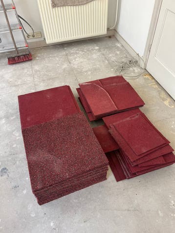 Tapijttegels rood 50x50 cm gratis op te halen