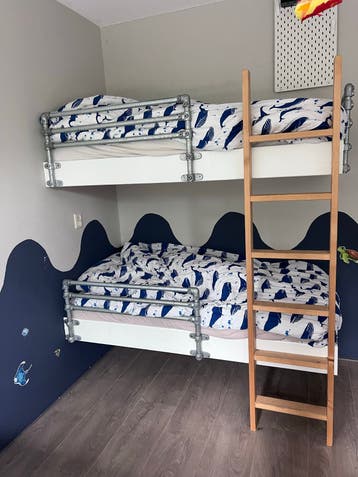 Stapelbed, gemonteerd aan muur