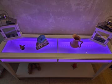 Gratis ivm verhuizing: Witte sidetable met LED-verlichting