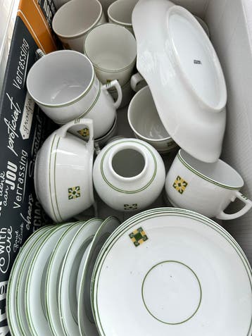 Wit servies met groen/geel patroon - gratis