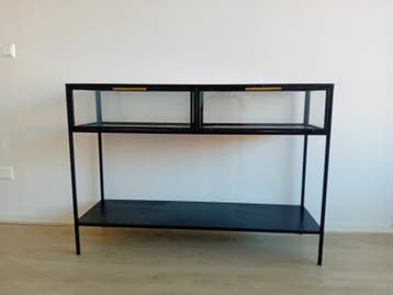 Zwart metalen sidetable  met glazen deuren