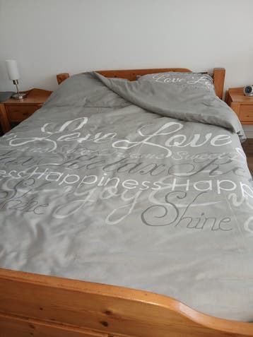 Gratis bed met matras en nachtkastjes