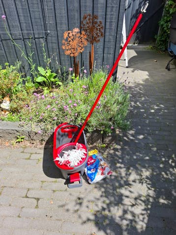 Dweil en kop en emmer