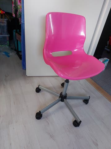 Roze in hoogte verstelbare bureaustoel