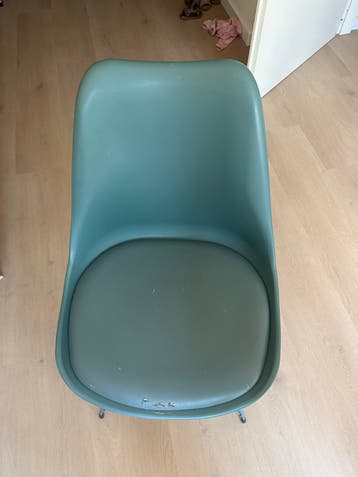 Gratis Groene eetkamerstoel met metalen onderstel