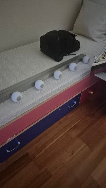 Eenpersoons bed met lades