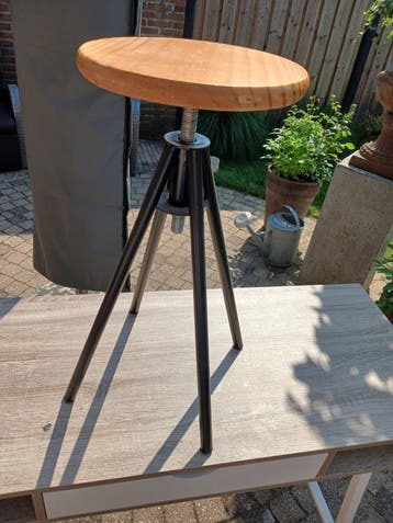 Verstelbare kruk met houten zitting gratis