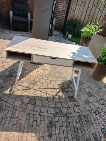 Modern bureau met lade en opbergvakken