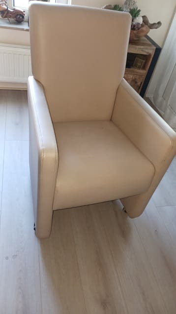 4stoelen met armleuning gratis