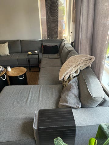 Grote grijze hoekbank met chaise longue