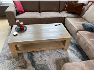 Robuuste houten salontafel met opbergruimte