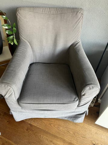 Gratis op te halen. Tafel,2 persoons bank en 2 losse stoelen