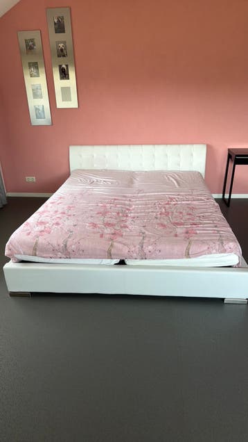 Wit (leder) bed, maat 180x220 Incl. matras en lattenbodem.