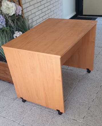Bureau met 4 wieltjes H70 x B94 x D67 g.o.h.d. GRATIS