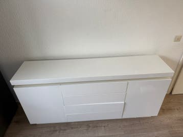 Moderne witte dressoir met lades en deuren