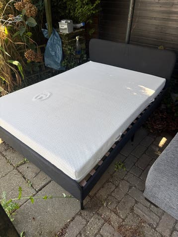 Comfortabel tweepersoonsbed 140x200 cm met matras
