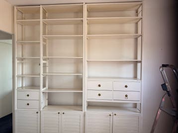 Grote witte boekenkast met lades en deuren