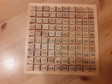 Houten bord voor het oefenen van de tafels 1 t/m 10