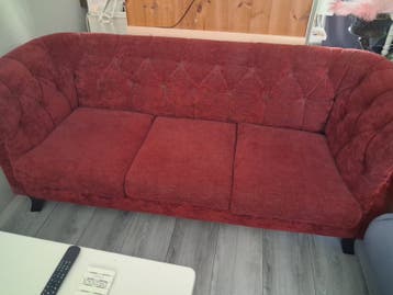 Rode (wijnrood) Chesterfield bank in zeer nette staat