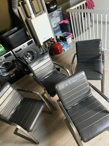 Set van 4 zwarte stoelen met metalen frame