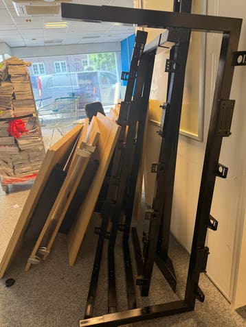 Gratis Vandaag ophalen! bureaus en tafels
