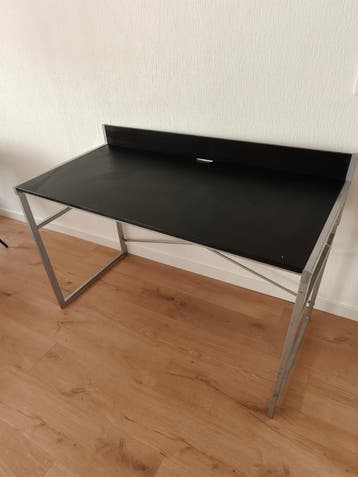 Bureau 120x60x74 cm met randje, gratis af te halen
