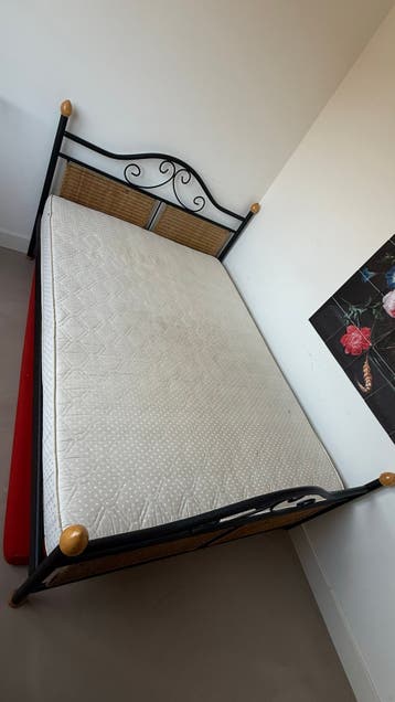 Twijfelaar 140cm bed met metalen frame en rieten details