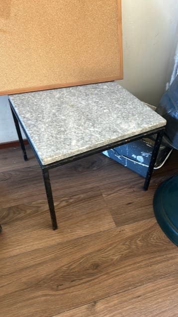 Tafel met stenen blad