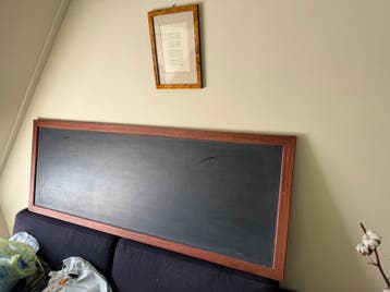 Gratis krijtbord met houten omlijsting – 160 x 59 cm