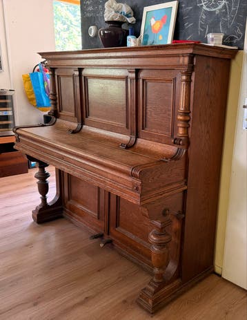 Oude Neumeyer piano