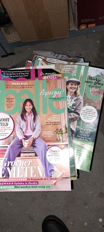 Diverse stapel tijdschriften, o.a. Libelle