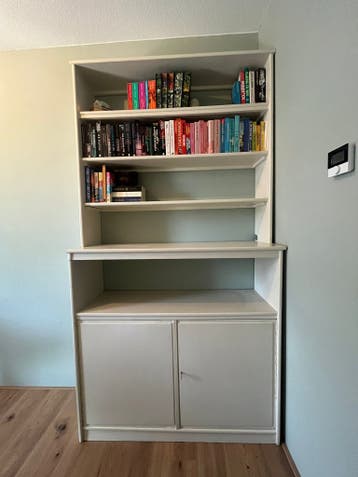 Prachtige sfeervolle witte (boeken) kast