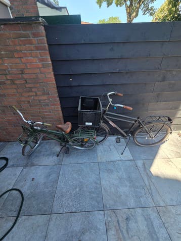 Twee fietsen: transportfiets en kinderfiets