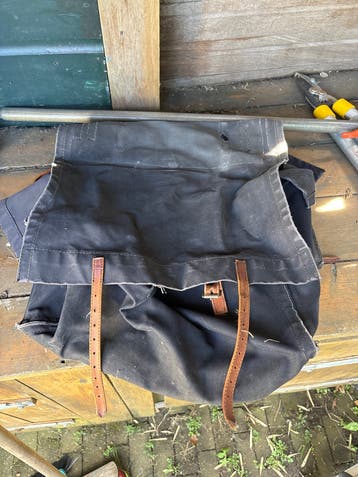 Stevige donkerblauwe fietstas met leren gespen
