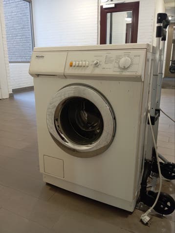 Defecte Miele Novotronic W 8225 wasmachine voor onderdelen