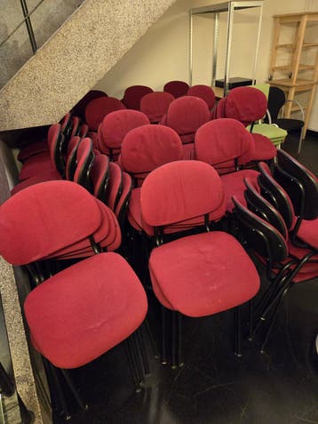 Partij van 70 Gebruikte Rode Stoelen - Ideaal voor Evenement