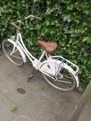 Witte damesfiets met lage instap