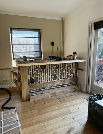 Robuuste bar met stenen accent en opbergvakken