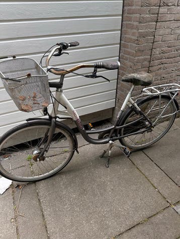 Oude Montego fiets met lekke banden - gratis af te halen