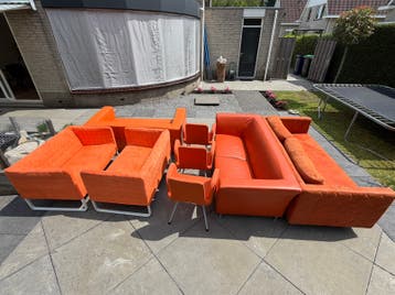Oranje banken en stoelen.