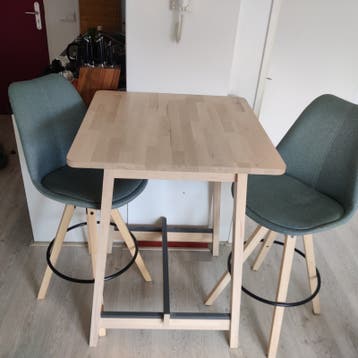 IKEA bartafel met 2 barkrukken