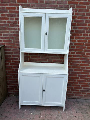 Buffetkast met glazen en dichte deuren