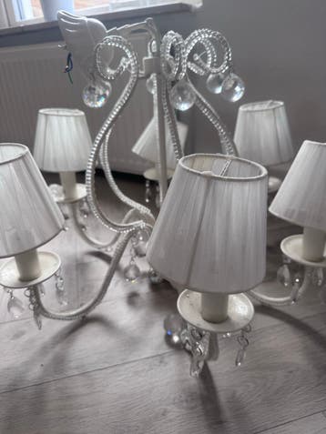 Elegante Witte Kroonluchter met Kristallen en Kappen