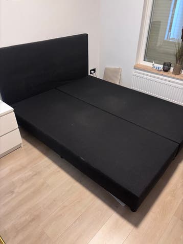 Zwart tweepersoons boxspring bed met hoofdbord