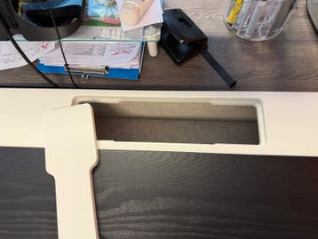 IKEA Bureau 160x80 met ingebouwde stekkerblok