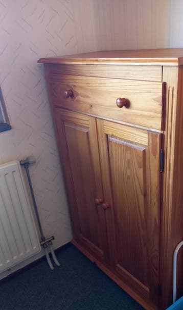 Houten kast met lade en planken