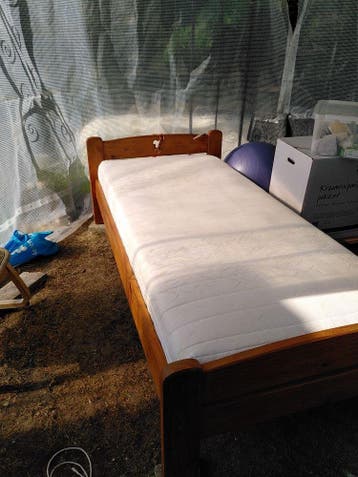 houten eenpersoons bed