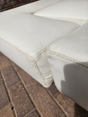Witte slaapbank met verstelbare rugleuning