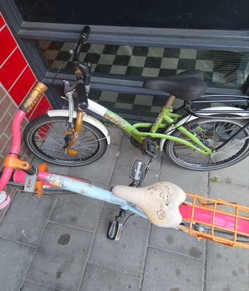 Twee kinderfietsen: Gazelle en Batavus